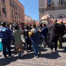 Controversial operativo de desalojo en Querétaro deja detenidos y lesionados.