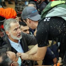 TENSIÓN EN PAIPORTA: LOS REYES RECIBEN GRITOS DE “ASESINOS”