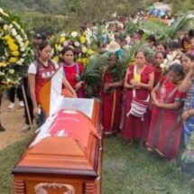 RINDEN HOMENAJE A RIGOBERTO MARTÍNEZ: NIÑOS TRÍQUIS LANZAN BALONES AL AIRE