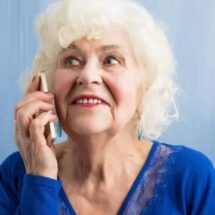 DAISY: LA ABUELITA VIRTUAL QUE DETIENE ESTAFADORES EN INGLATERRA