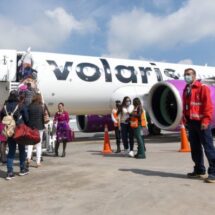 TERROR EN EL AIRE: PASAJERO DE VOLARIS INTENTA DESVIAR VUELO A EU