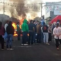 JUSTICIA POR MANO PROPIA: POBLADORES INCENDIAN A ACUSADOS DE EXTORSIÓN EN ALMOLOYA