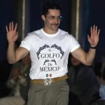 DISEÑADOR MEXICANO CAUSA SENSACIÓN EN NYFW CON CAMISETA GOLFO DE MÉXICO