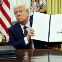 TRUMP SOLICITA A LA CORTE SUPREMA ELIMINAR LA CIUDADANÍA POR NACIMIENTO