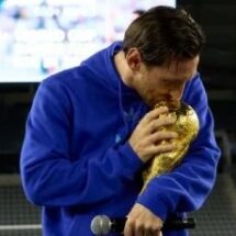MESSI BESA DE NUEVO LA COPA DEL MUNDO POR EL MUNDIAL 2026