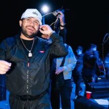 PALENQUE EN CAOS: LUIS R. CONRÍQUEZ SE NIEGA A CANTAR NARCOCORRIDOS Y DESATA DISTURBIOS EN TEXCOCO