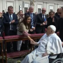 EL PAPA FRANCISCO REAPARECE EN EL VATICANO DURANTE EL DOMINGO DE RAMOS