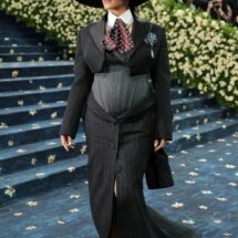 RIHANNA TRANSFORMA LA MODA MATERNAL EN ARTE