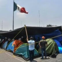 CAOS EN EL ZÓCALO CDMX: PLANTÓN DE LA CNTE AHOGA AL COMERCIO; BLOQUEAN A CONDUCTOR