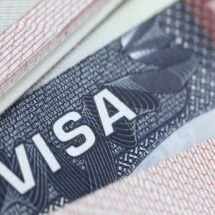 EU SUSPENDE ENTREVISTAS PARA VISAS ESTUDIANTILES Y ENDURECE REVISIÓN DE REDES SOCIALES