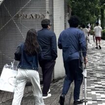 ¿Y LA AUSTERIDAD? CAPTAN A HIJO DE AMLO EN PRADA EN TOKIO