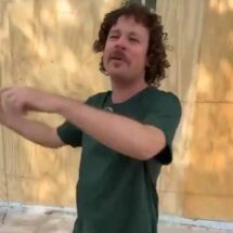 LUISITO COMUNICA SE DEFIENDE TRAS SER INSULTADO EN PROTESTA CONTRA LA GENTRIFICACIÓN