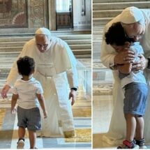 EL ABRAZO DE UN NIÑO ROMPIÓ CON TODO EL PROTOCOLO EN EL VATICANO