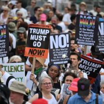 MILES DESAFÍAN A TRUMP EN HISTÓRICA JORNADA DE PROTESTAS