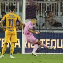 Sin Messi, pero con doblete de Suárez: Inter Miami elimina 2–1 a Tigres y avanza a semifinales