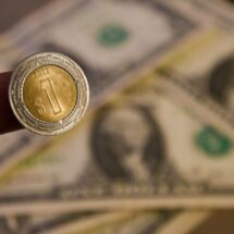Peso cede ante el dólar; cotiza cerca de $18.60