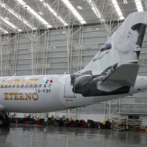 Juan Gabriel “despega” de nuevo: Viva presenta un segundo avión con su imagen y la leyenda “Eterno”