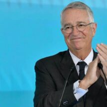 Paga fianza millonaria: Salinas Pliego deposita 25 mdd y evita ser arrestado en Nueva York por el pleito con AT&T