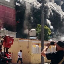 Llamas incontrolables en Ecatepec: se incendia fábrica de colchones, evacúan a 500 personas y colapsa el mexicable