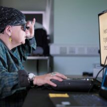 Implante retinal: la luz al final del túnel para ciegos que vuelven a leer