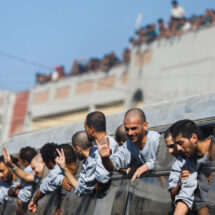 Así recibieron a rehenes israelíes y presos palestinos liberados en Gaza