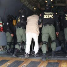 Familiares de tres narcos entregados a EU denuncian traición a la patria contra Sheinbaum y Consejo de Seguridad