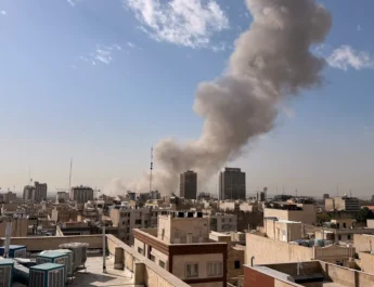 Estados Unidos e Israel atacan instalaciones nucleares de Irán; Teherán lanza represalias con misiles y drones