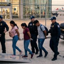 Trump amenaza con desplegar agentes del ICE en aeropuertos por bloqueo presupuestario