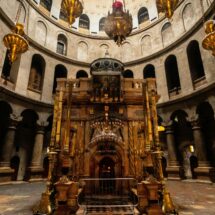 Policía israelí impide al Patriarca Latino acceder al Santo Sepulcro; Netanyahu autoriza entrada tras incidente