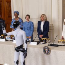 Melania Trump presenta robot humanoide en cumbre educativa en la Casa Blanca