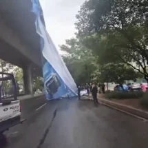 Lluvias derriban espectacular en Periférico Sur de CDMX