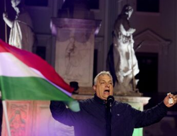 Escándalo de espionaje y vínculos con Rusia complican la reelección de Viktor Orbán en Hungría