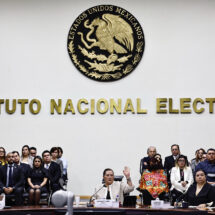 Consejeros salientes del INE denuncian persecución política en su última sesión