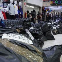 Decomisan 25 toneladas de mercancía pirata del Mundial 2026 en Tepito