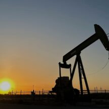 Guerra en Oriente Próximo dispara precios del petróleo; AIE libera 400 millones de barriles de reservas