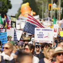 Millones protestan contra Trump en EU; hay decenas de arrestos y represión policial