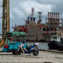 Sanciones de EE.UU. obligan a desviar buques con petróleo ruso que iban hacia Cuba