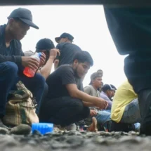 Rescatan a 250 migrantes hacinados en un tráiler dentro de un corralón en Xalapa