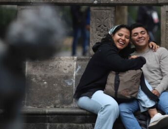 México sube al puesto 12 en Felicidad 2026; redes afectan bienestar