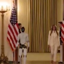 Melania Trump presenta robot humanoide en cumbre educativa en la Casa Blanca