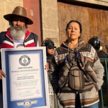 Familiares de desaparecidos entregan réplica de récord Guinness a la presidenta para exigir audiencia