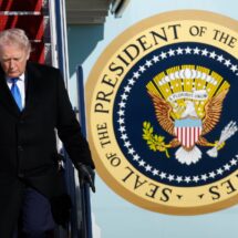 Trump y Teherán discrepan sobre existencia de negociaciones mientras petróleo supera los 100 dólares