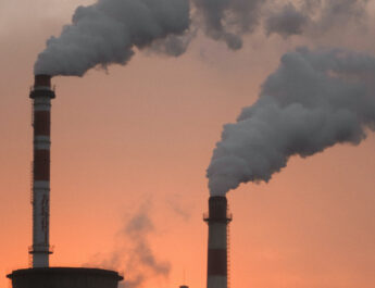 Emisiones pasadas de CO2 generarán daños económicos diez veces mayores a futuro, revela estudio de Stanford