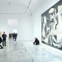 Pradales presiona a Sánchez para llevar el ‘Guernica’ al País Vasco como causa de Estado