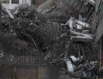 Colapsa edificio en demolición en San Antonio Abad; tres trabajadores pierden la vida