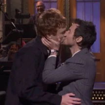 Harry Styles responde a acusaciones de ‘queerbaiting’ durante monólogo en Saturday Night Live