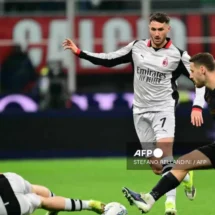 Santiago Giménez regresa a las canchas con AC Milan tras lesión