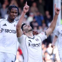 Raúl Jiménez rompe récord de penaltis en la Premier y anota en victoria del Fulham