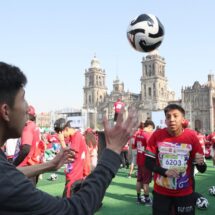 CDMX logra Récord Guinness con la clase de fútbol más grande del mundo en el Zócalo
