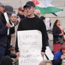 Flotilla hacia Gaza zarpa de Barcelona mientras Londres reporta más de 500 detenciones en protesta propalestina